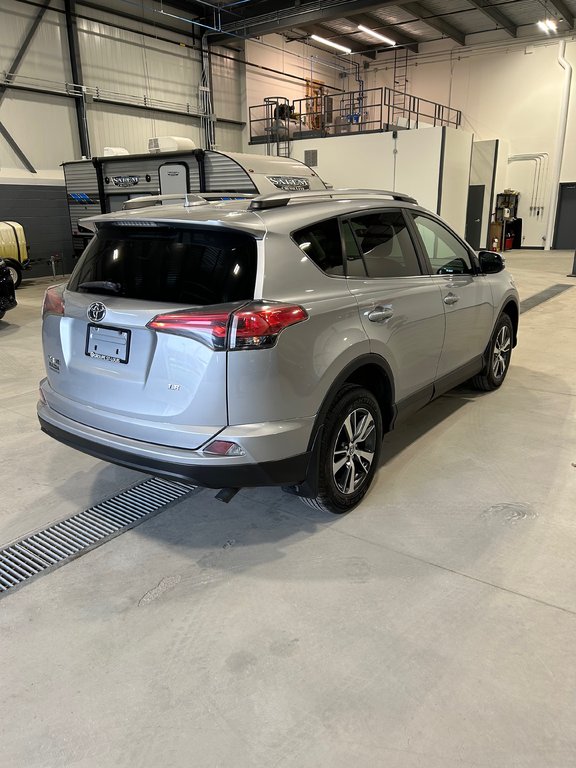 2018  RAV4 LE  A/C - SIEGES CHAUFFANTS - CAMERA - BLUETOOTH in Cowansville, Quebec - 9 - w1024h768px