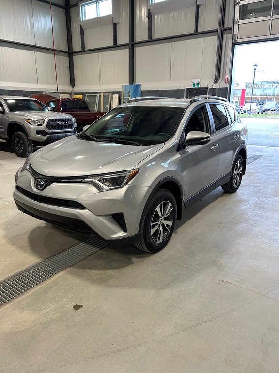 2018  RAV4 LE  A/C - SIEGES CHAUFFANTS - CAMERA - BLUETOOTH in Cowansville, Quebec - 1 - w1024h768px
