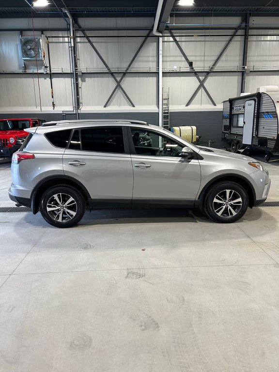 2018  RAV4 LE  A/C - SIEGES CHAUFFANTS - CAMERA - BLUETOOTH in Cowansville, Quebec - 1 - w1024h768px