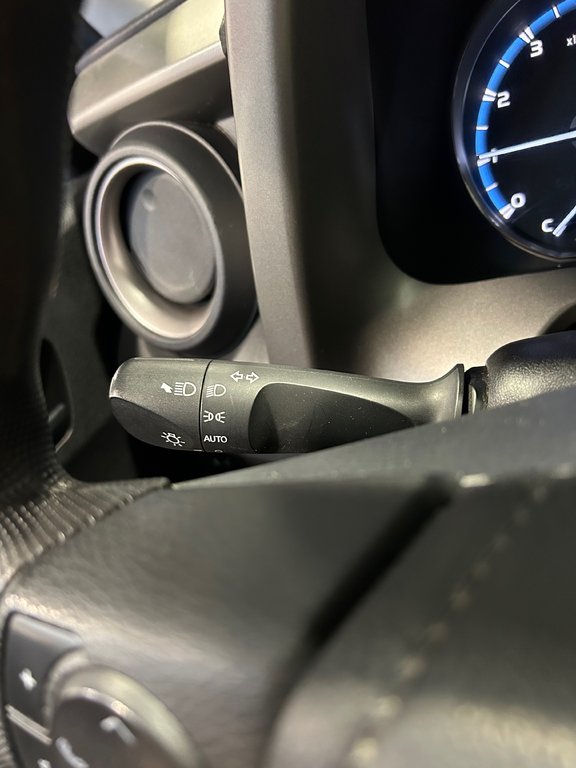 2018  RAV4 LE  A/C - SIEGES CHAUFFANTS - CAMERA - BLUETOOTH in Cowansville, Quebec - 25 - w1024h768px