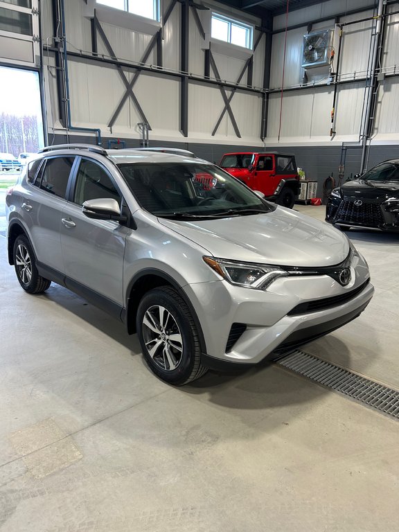 2018  RAV4 LE  A/C - SIEGES CHAUFFANTS - CAMERA - BLUETOOTH in Cowansville, Quebec - 2 - w1024h768px