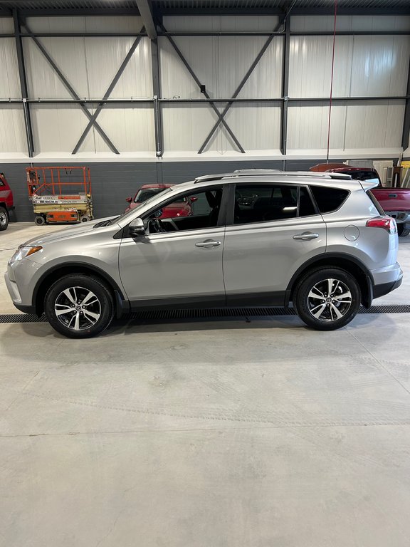 2018  RAV4 LE  A/C - SIEGES CHAUFFANTS - CAMERA - BLUETOOTH in Cowansville, Quebec - 2 - w1024h768px