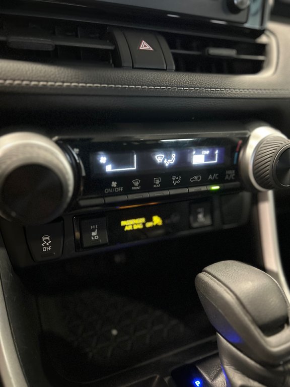 2019  RAV4 LE AWD Sièges chauffants Bluetooth Caméra de recul in Cowansville, Quebec - 17 - w1024h768px