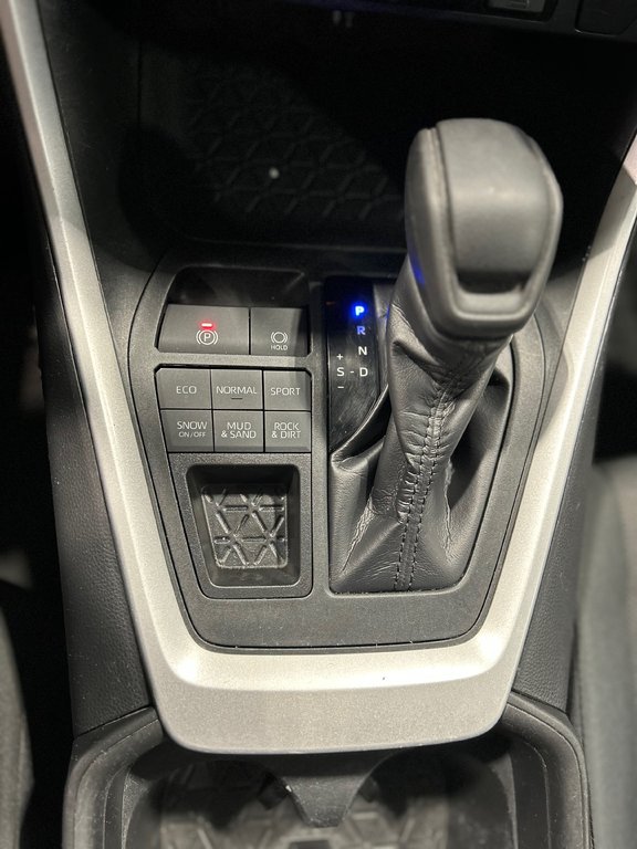 2019  RAV4 LE AWD Sièges chauffants Bluetooth Caméra de recul in Cowansville, Quebec - 18 - w1024h768px