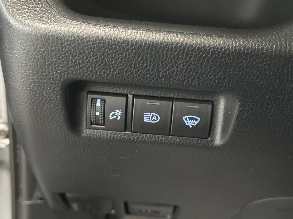 2020  RAV4 LE AWD in Cowansville, Quebec - 18 - w1024h768px