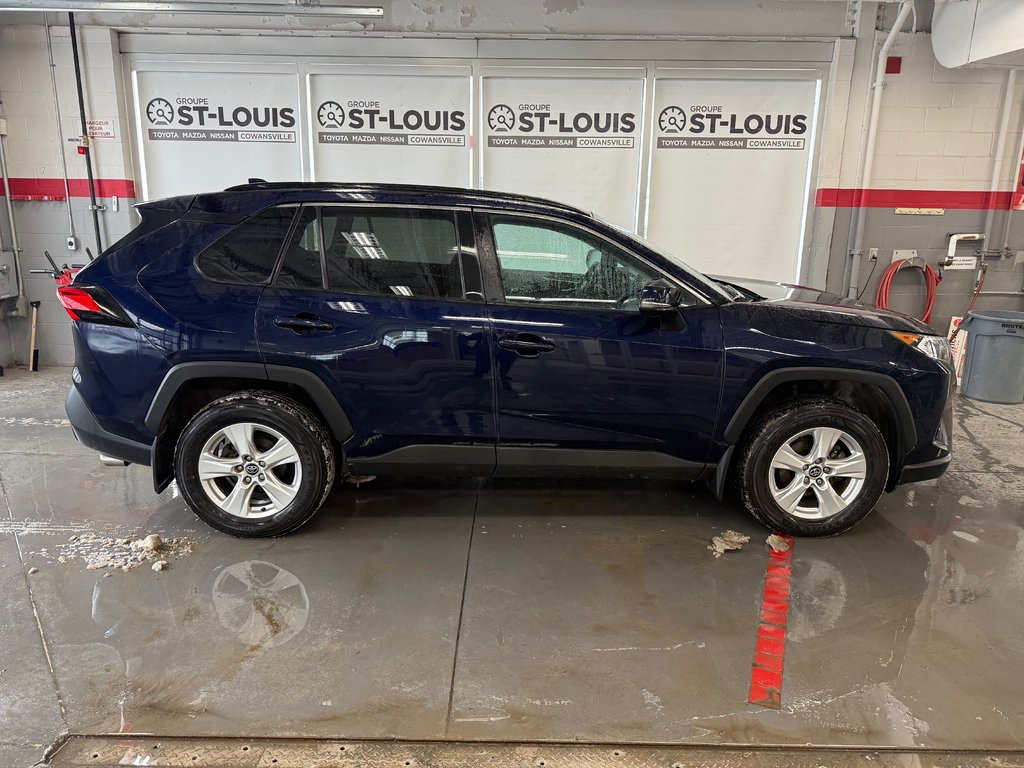2020 Toyota RAV4 XLE AWD in Cowansville, Quebec - 6 - w1024h768px