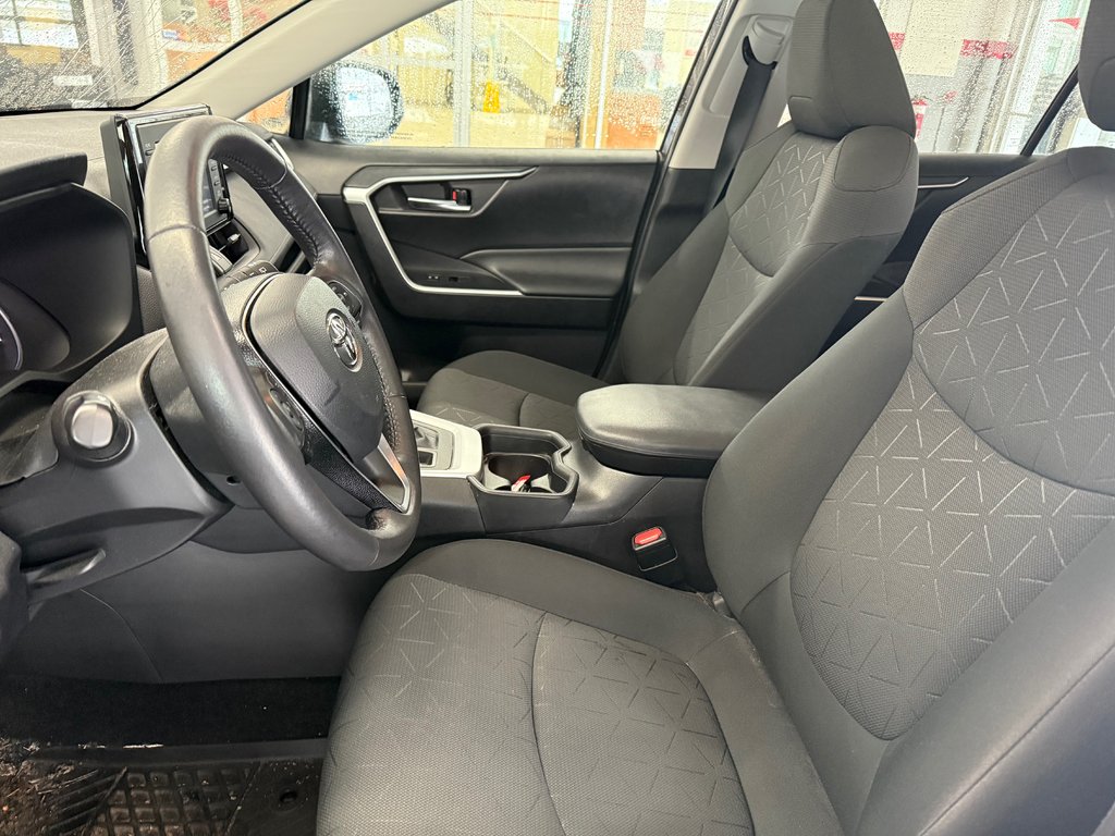 2020 Toyota RAV4 XLE AWD in Cowansville, Quebec - 17 - w1024h768px