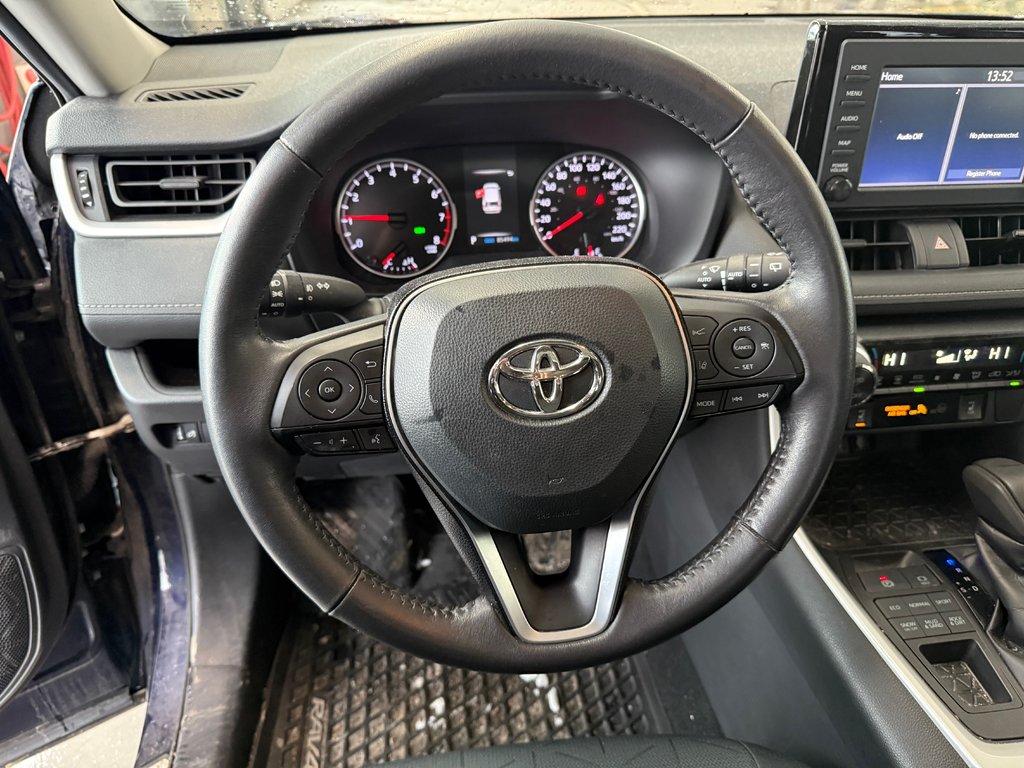 2020 Toyota RAV4 XLE AWD in Cowansville, Quebec - 20 - w1024h768px