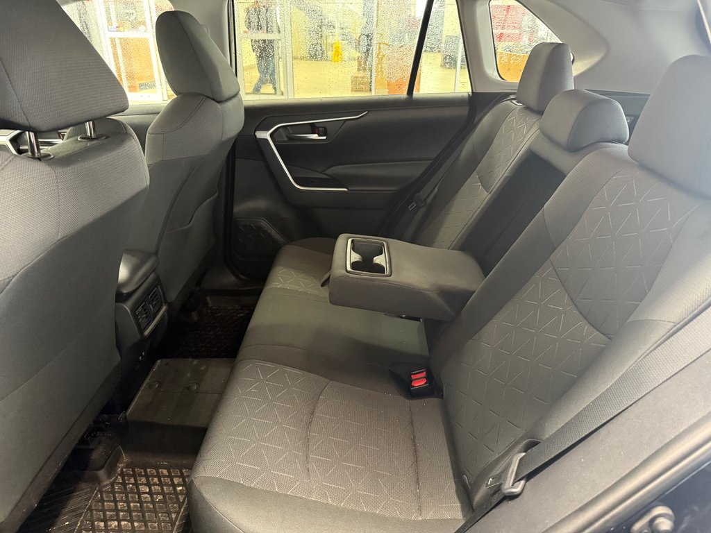 2020 Toyota RAV4 XLE AWD in Cowansville, Quebec - 12 - w1024h768px