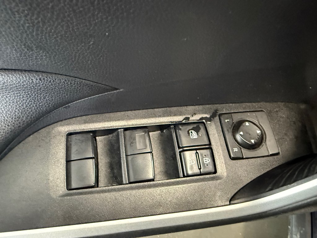 2020 Toyota RAV4 XLE AWD in Cowansville, Quebec - 16 - w1024h768px