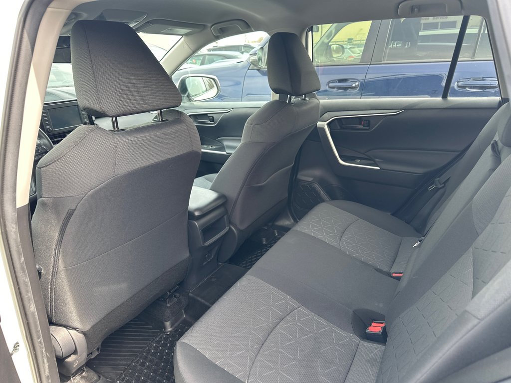 2021 Toyota RAV4 LE AWD Garantie Platine 60 Mois / 100 000 Km in Cowansville, Quebec - 5 - w1024h768px