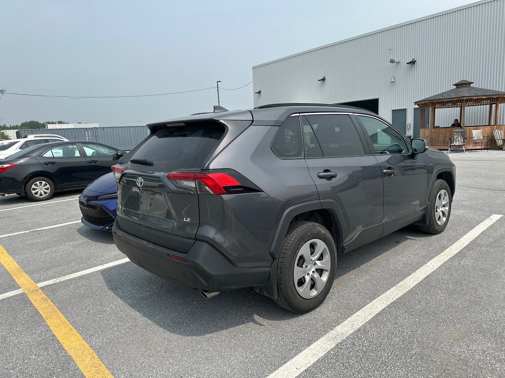 2021 Toyota RAV4 LE in Cowansville, Quebec - 7 - w1024h768px