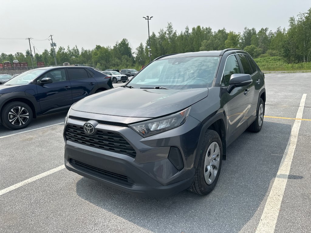 2021 Toyota RAV4 LE in Cowansville, Quebec - 5 - w1024h768px