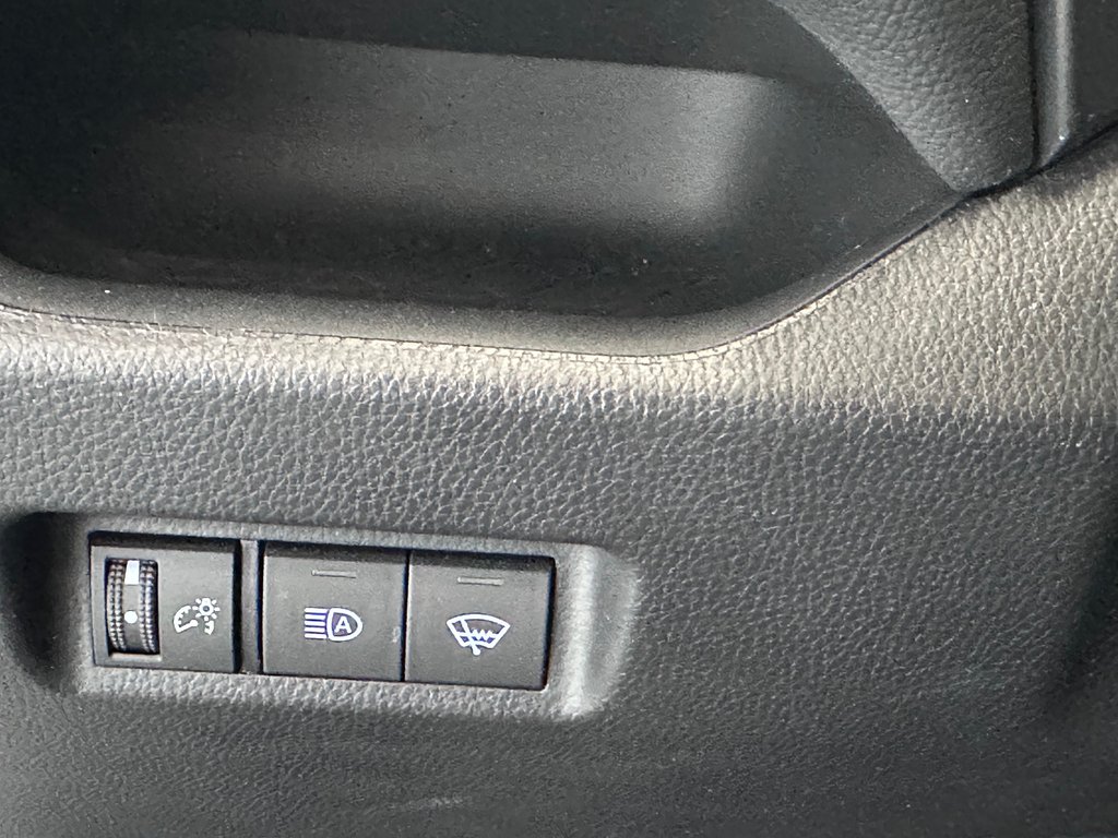 Toyota RAV4 LE Sièges Chauffants / Détecteur d'angle mort 2021 à Cowansville, Québec - 19 - w1024h768px
