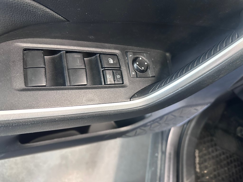 Toyota RAV4 LE Sièges Chauffants / Détecteur d'angle mort 2021 à Cowansville, Québec - 18 - w1024h768px
