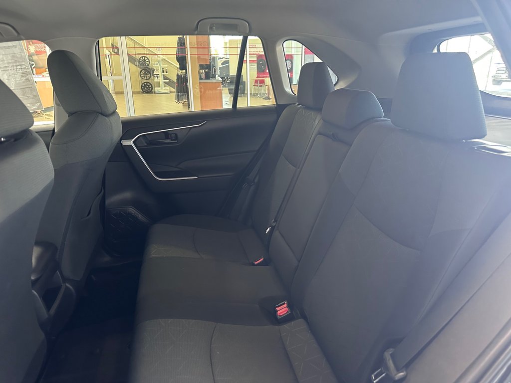 Toyota RAV4 LE Sièges Chauffants / Détecteur d'angle mort 2021 à Cowansville, Québec - 12 - w1024h768px