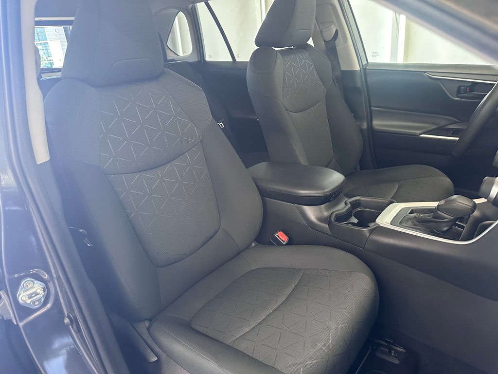 Toyota RAV4 LE Sièges Chauffants / Détecteur d'angle mort 2021 à Cowansville, Québec - 15 - w1024h768px