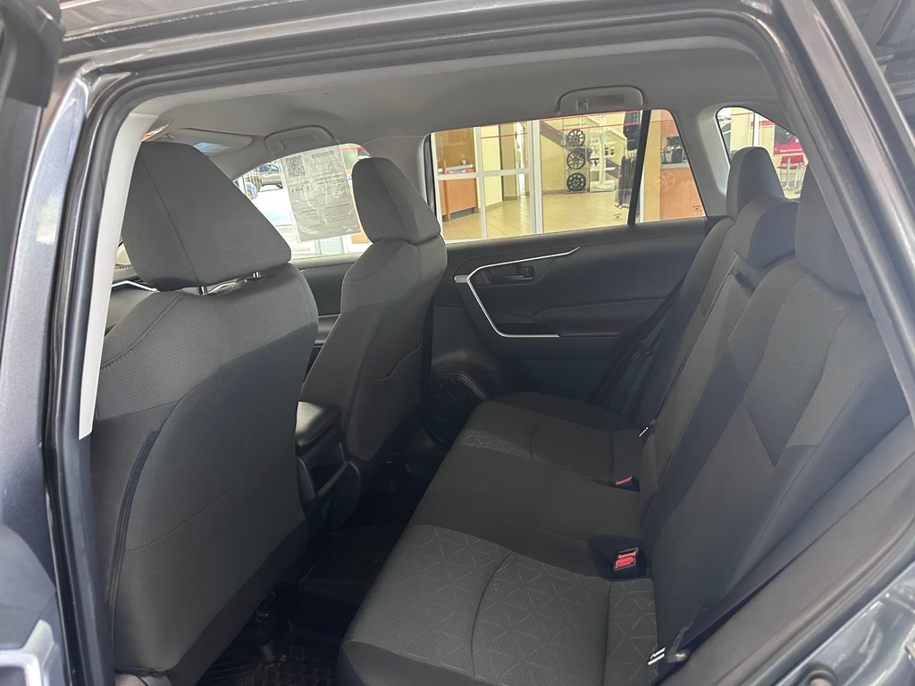 Toyota RAV4 LE Sièges Chauffants / Détecteur d'angle mort 2021 à Cowansville, Québec - 11 - w1024h768px