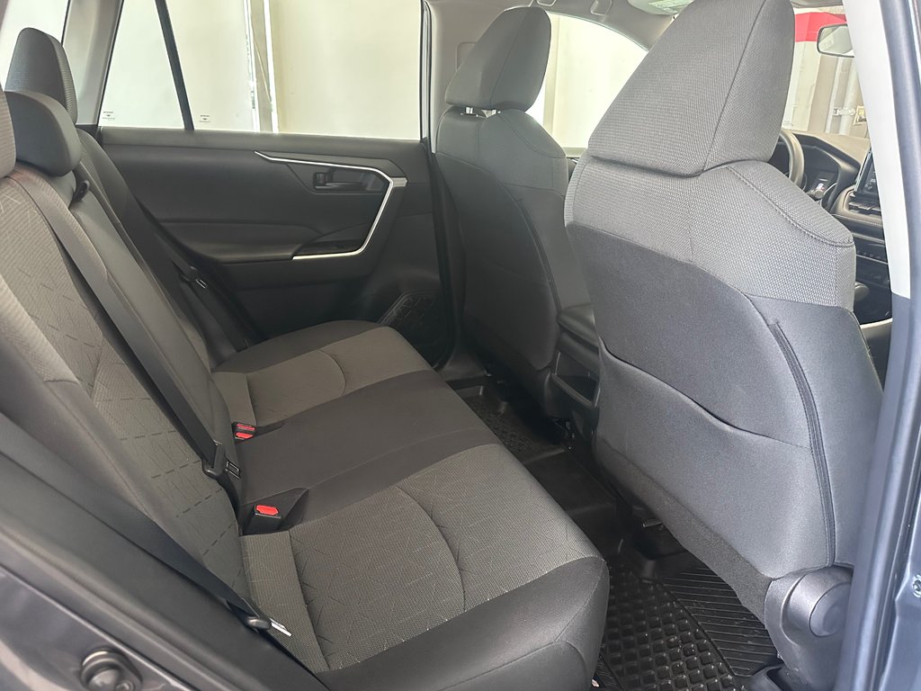 Toyota RAV4 LE Sièges Chauffants / Détecteur d'angle mort 2021 à Cowansville, Québec - 13 - w1024h768px