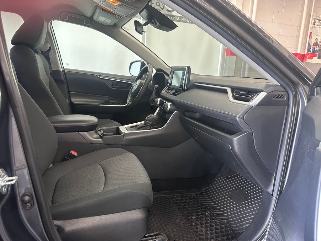 Toyota RAV4 LE Sièges Chauffants / Détecteur d'angle mort 2021 à Cowansville, Québec - 14 - w1024h768px