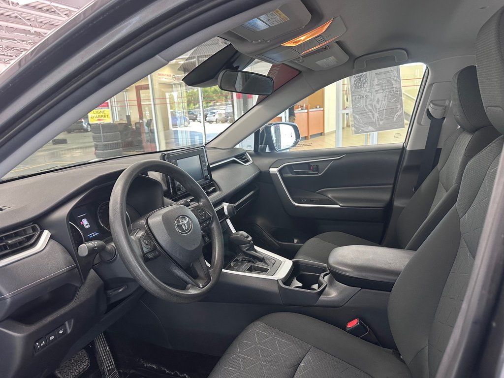 Toyota RAV4 LE Sièges Chauffants / Détecteur d'angle mort 2021 à Cowansville, Québec - 17 - w1024h768px