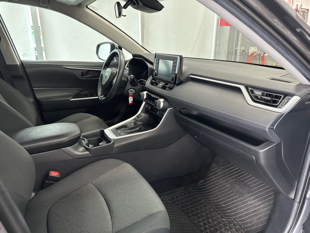 2021 Toyota RAV4 LE in Cowansville, Quebec - 9 - w1024h768px