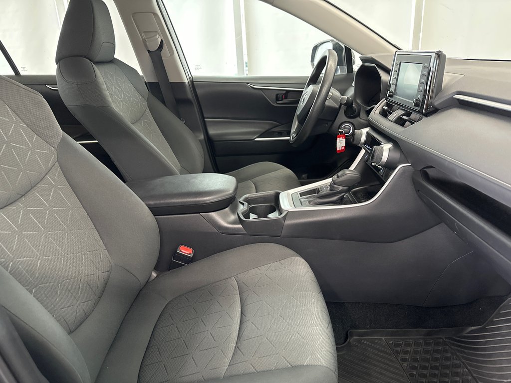 2021 Toyota RAV4 LE in Cowansville, Quebec - 10 - w1024h768px