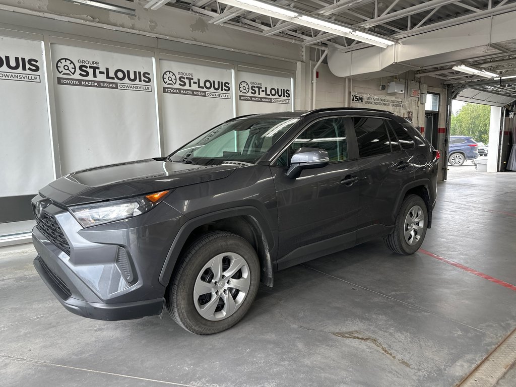 2021 Toyota RAV4 LE in Cowansville, Quebec - 1 - w1024h768px