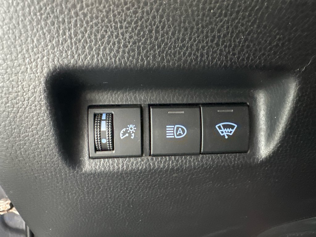 2021 Toyota RAV4 LE in Cowansville, Quebec - 11 - w1024h768px
