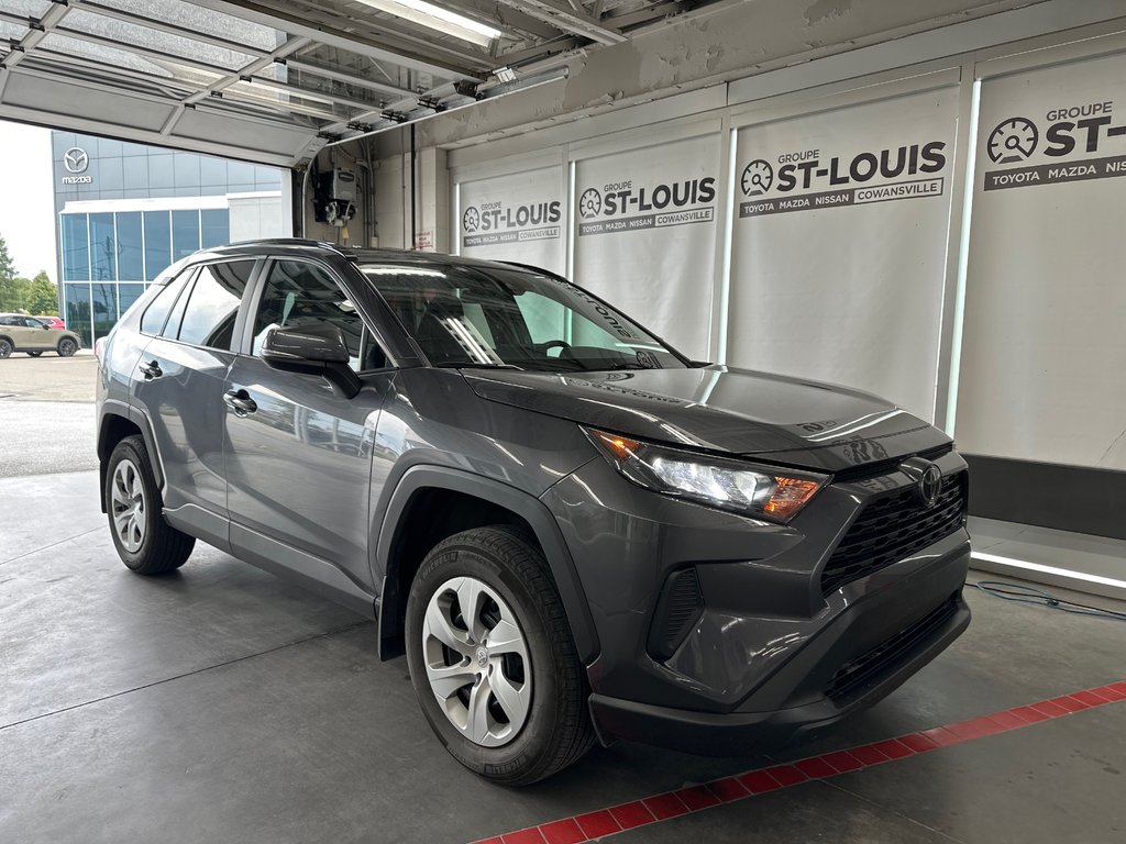 2021 Toyota RAV4 LE in Cowansville, Quebec - 5 - w1024h768px