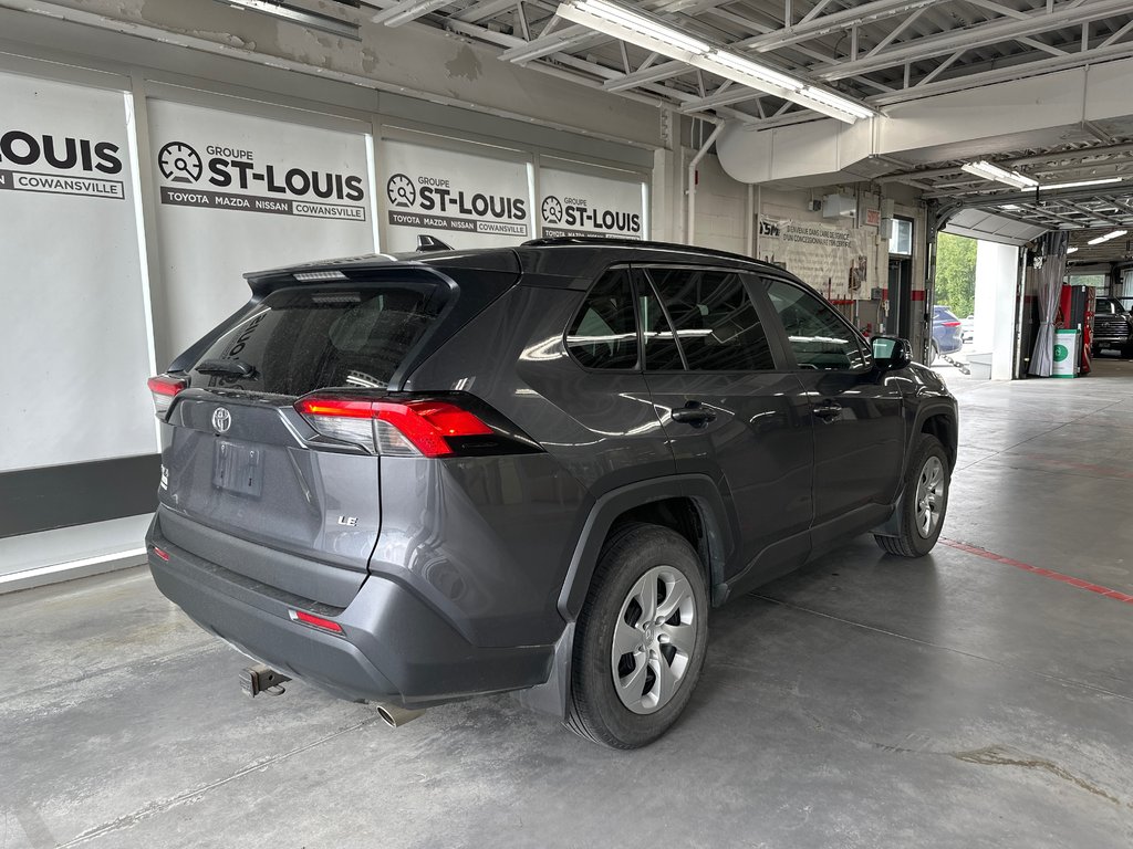 2021 Toyota RAV4 LE in Cowansville, Quebec - 7 - w1024h768px
