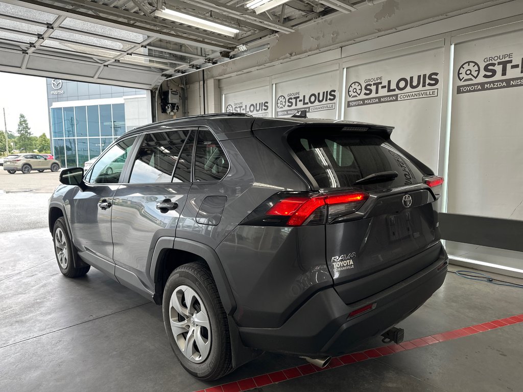 2021 Toyota RAV4 LE in Cowansville, Quebec - 3 - w1024h768px