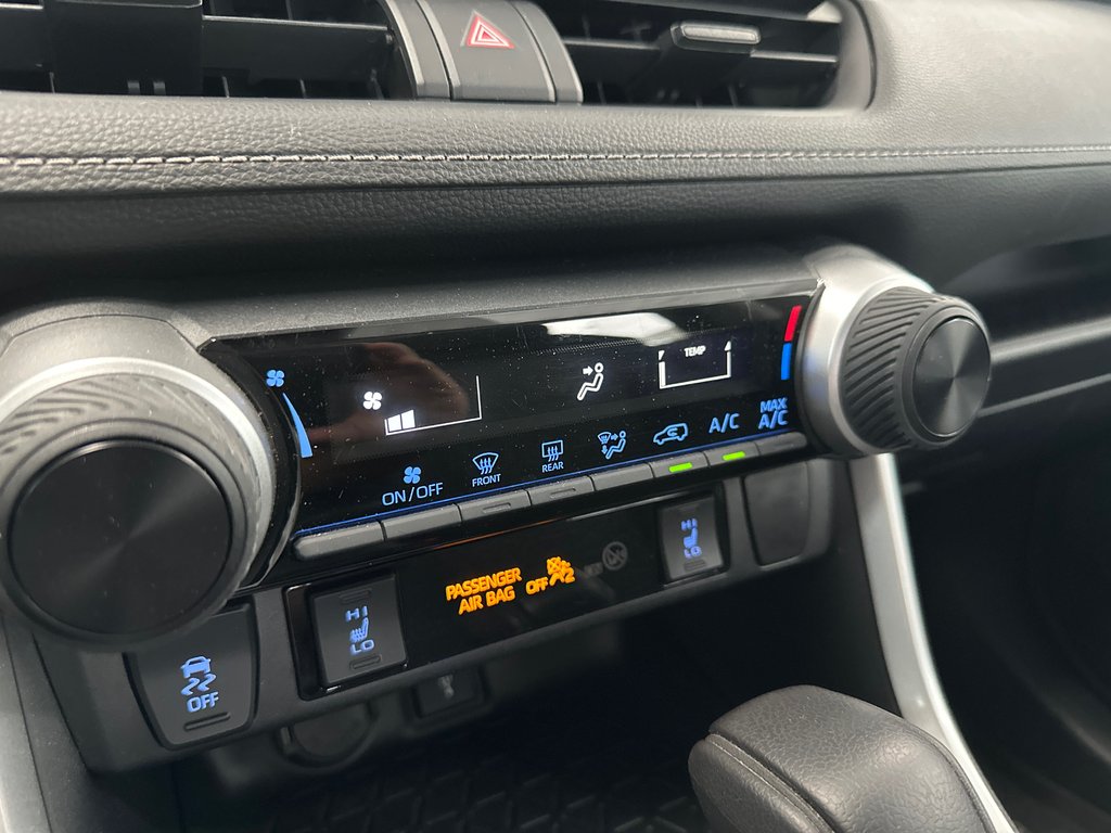 2021 Toyota RAV4 LE in Cowansville, Quebec - 16 - w1024h768px