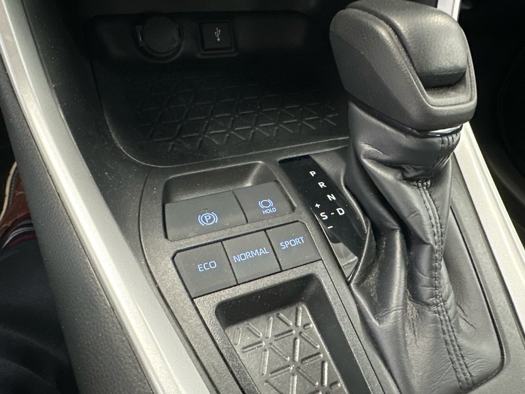 2021 Toyota RAV4 LE in Cowansville, Quebec - 14 - w1024h768px