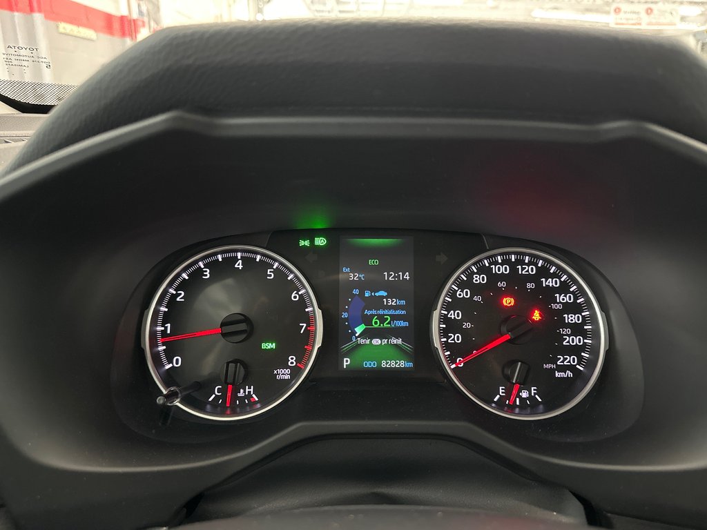 2021 Toyota RAV4 LE in Cowansville, Quebec - 17 - w1024h768px