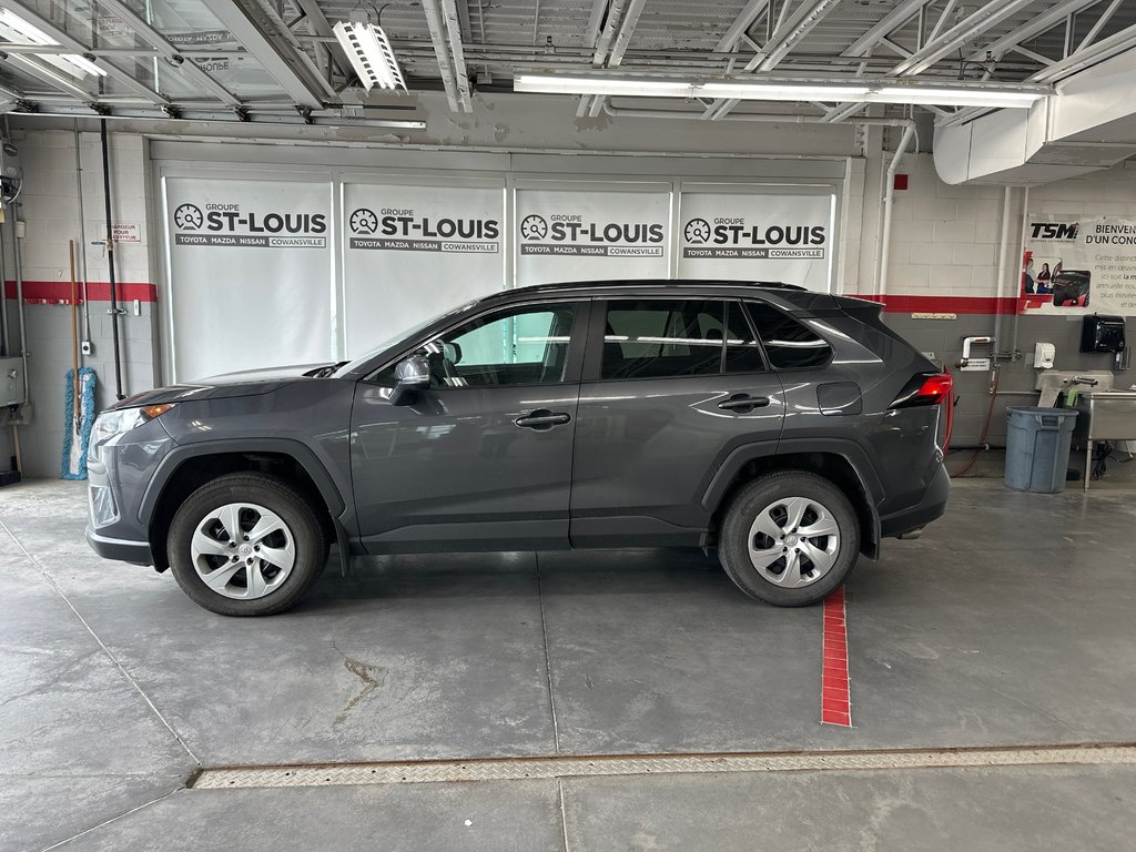2021 Toyota RAV4 LE in Cowansville, Quebec - 2 - w1024h768px