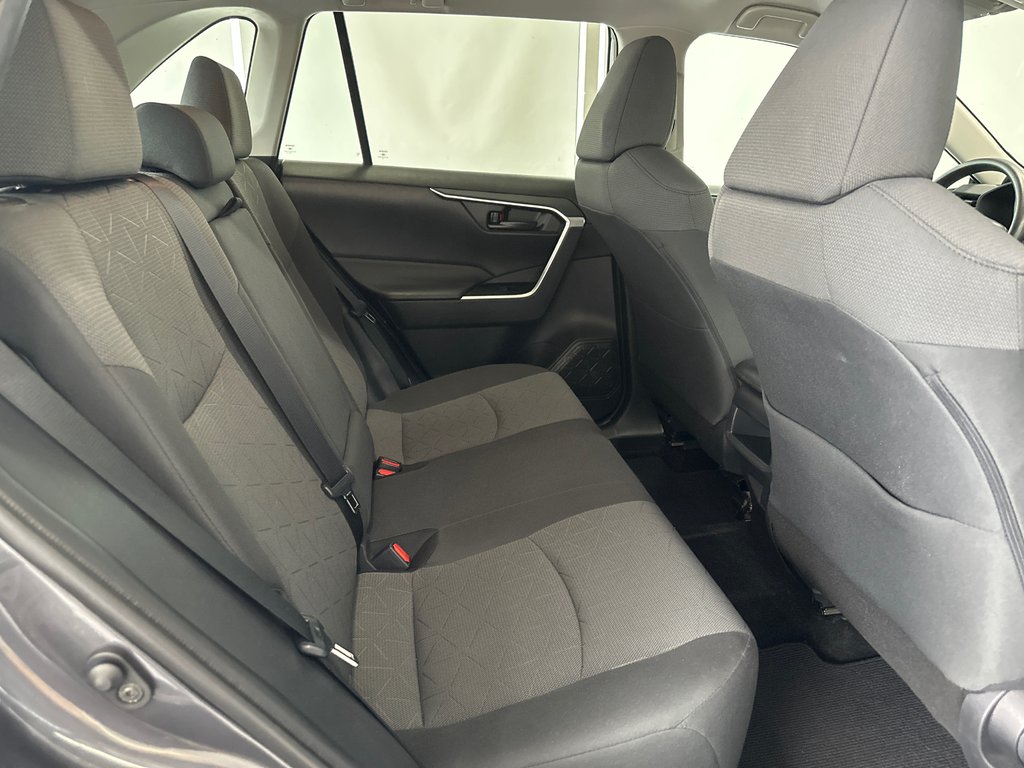 2021 Toyota RAV4 LE in Cowansville, Quebec - 8 - w1024h768px