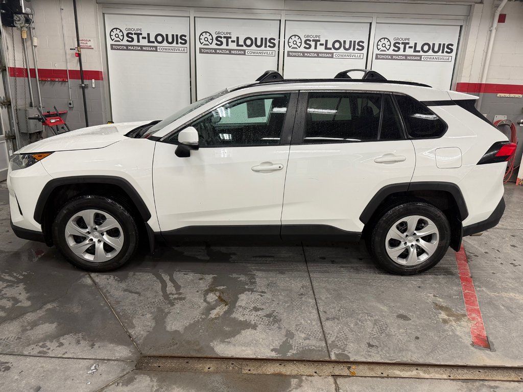 Toyota RAV4 LE AWD 2021 à Cowansville, Québec - 3 - w1024h768px