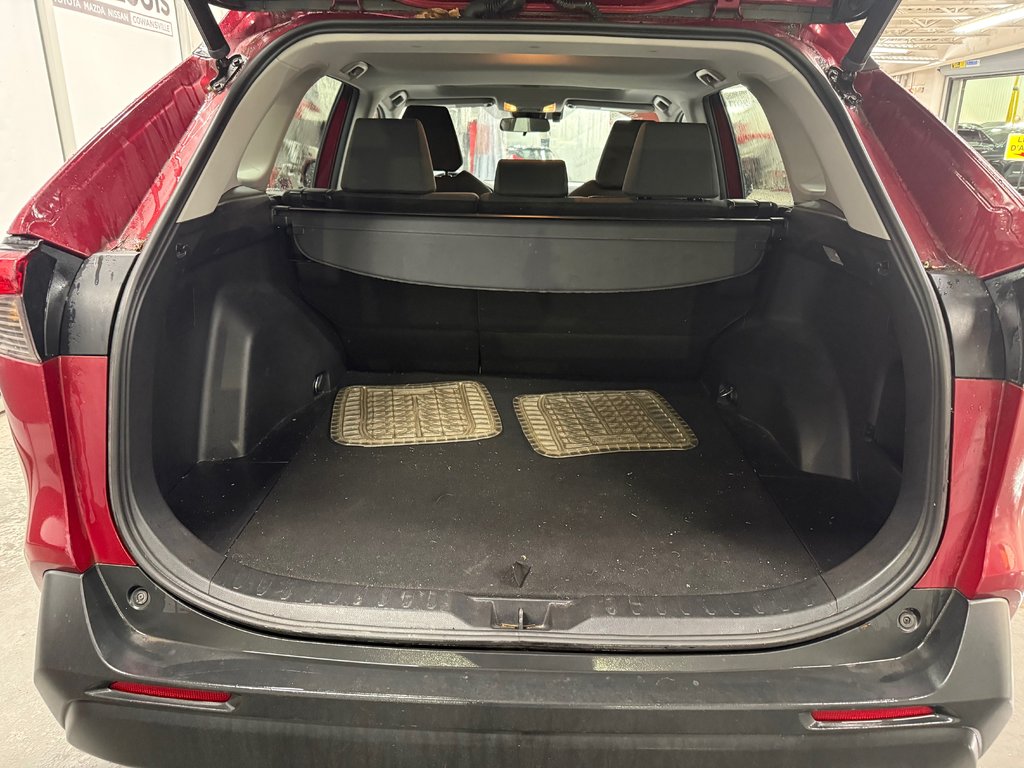 Toyota RAV4 XLE FWD 2021 à Cowansville, Québec - 11 - w1024h768px