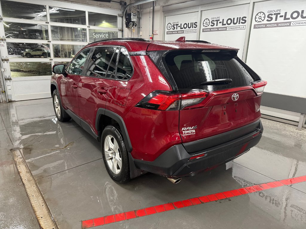Toyota RAV4 XLE FWD 2021 à Cowansville, Québec - 4 - w1024h768px