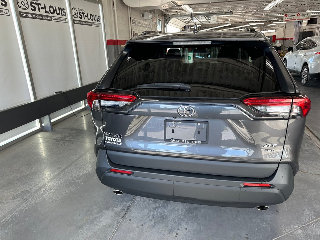 Toyota RAV4 XLE AWD 2022 à Cowansville, Québec - 4 - w1024h768px