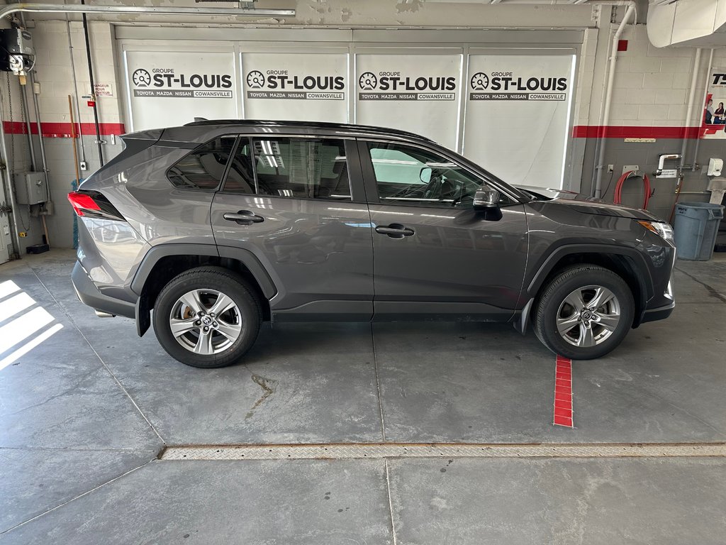 Toyota RAV4 XLE AWD 2022 à Cowansville, Québec - 2 - w1024h768px