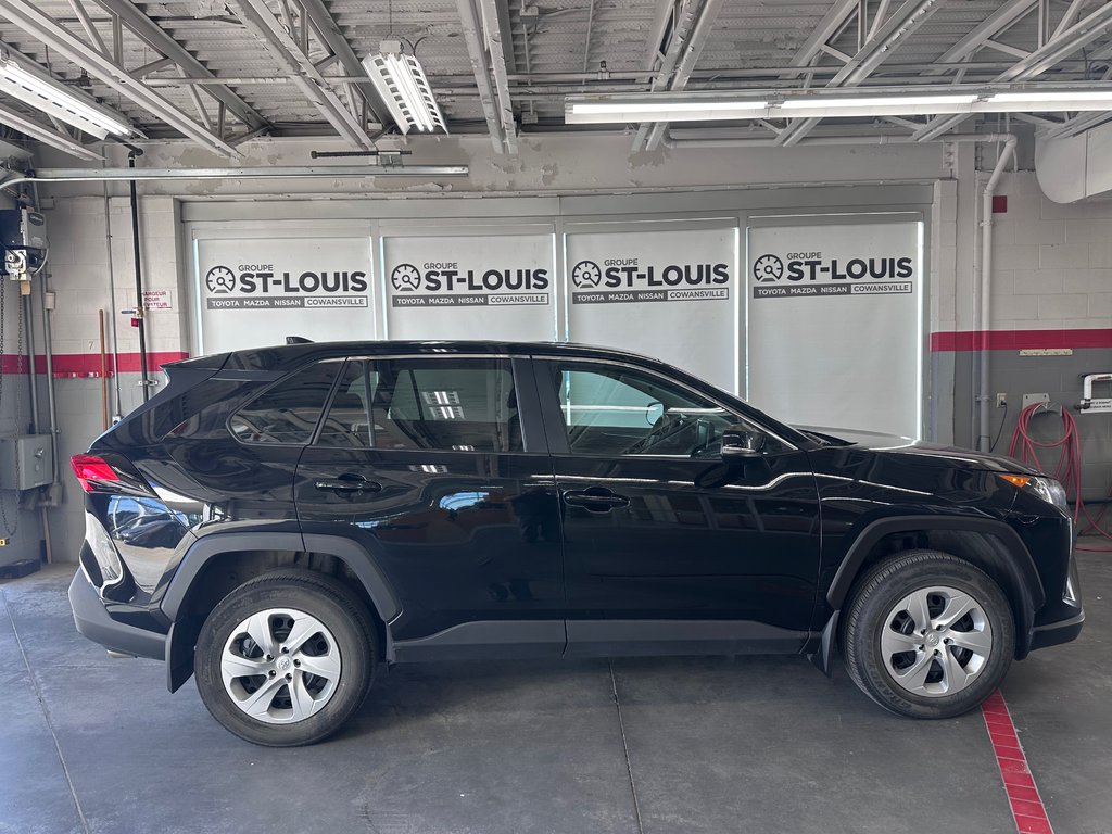 Toyota RAV4 LE AWD 2022 à Cowansville, Québec - 7 - w1024h768px