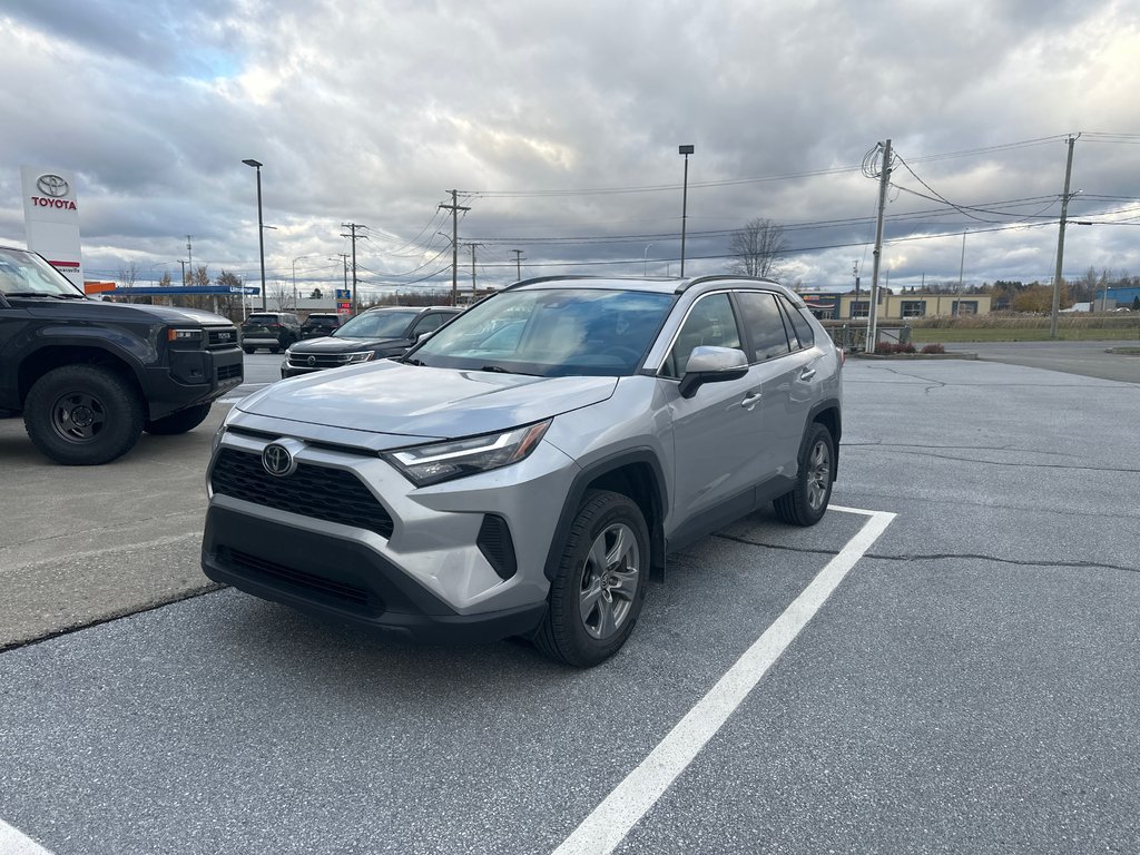 Toyota RAV4 XLE AWD 2022 à Cowansville, Québec - 1 - w1024h768px