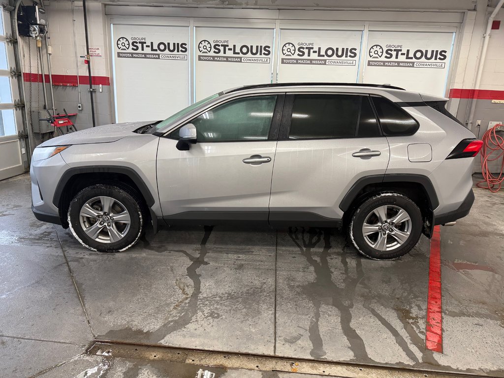 Toyota RAV4 XLE 2022 à Cowansville, Québec - 3 - w1024h768px