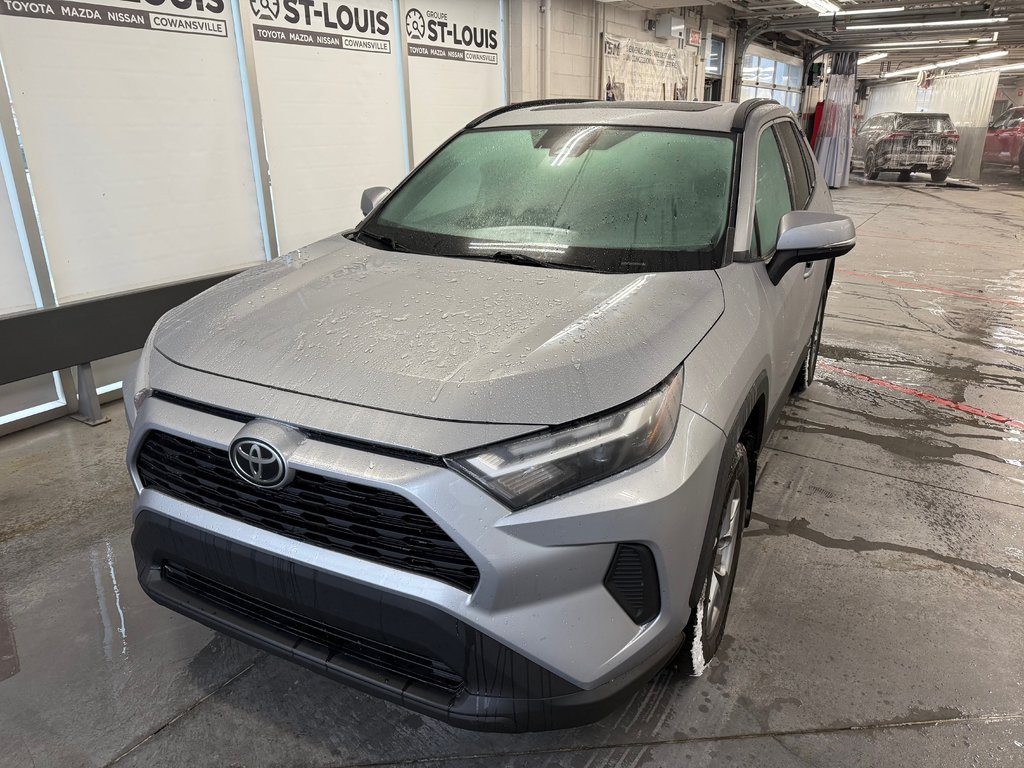 Toyota RAV4 XLE 2022 à Cowansville, Québec - 1 - w1024h768px
