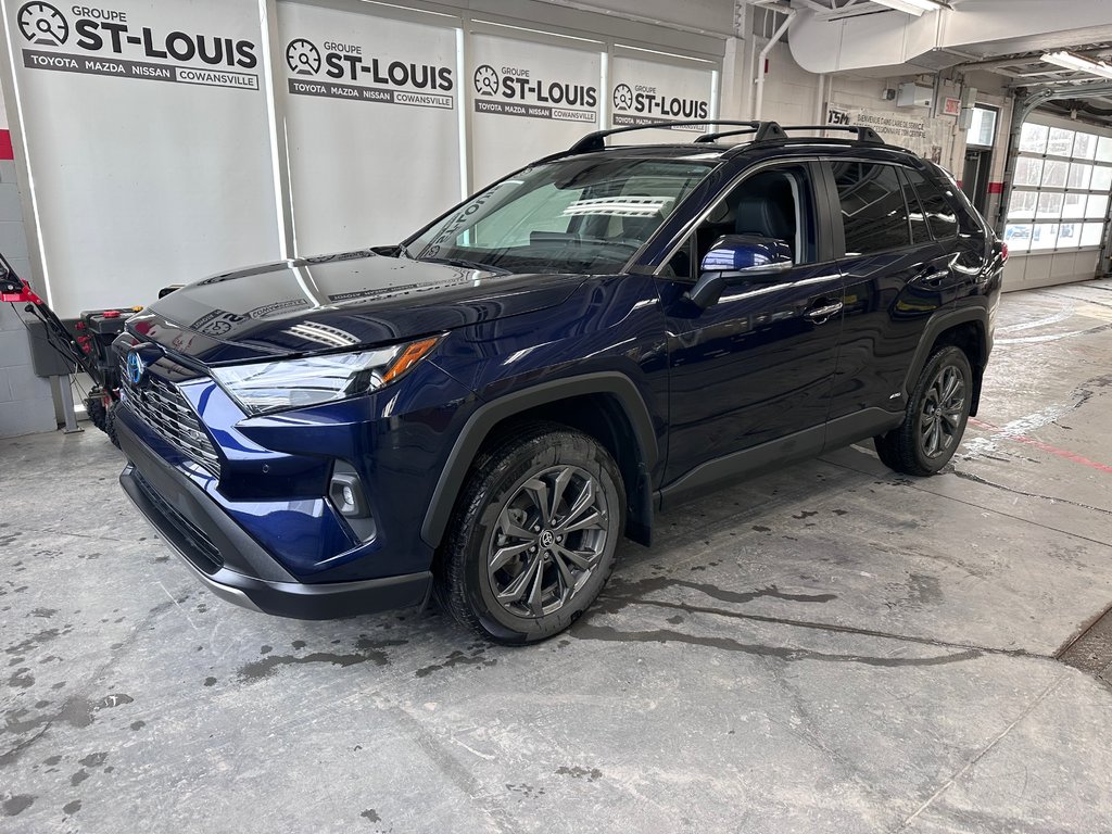 Toyota RAV4 Hybrid Limited AWD Cuir Toit CarPlay Apple 2023 à Cowansville, Québec - 1 - w1024h768px