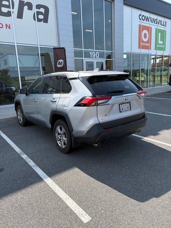 Toyota RAV4 Hybrid XLE 2023 à Cowansville, Québec - 2 - w1024h768px