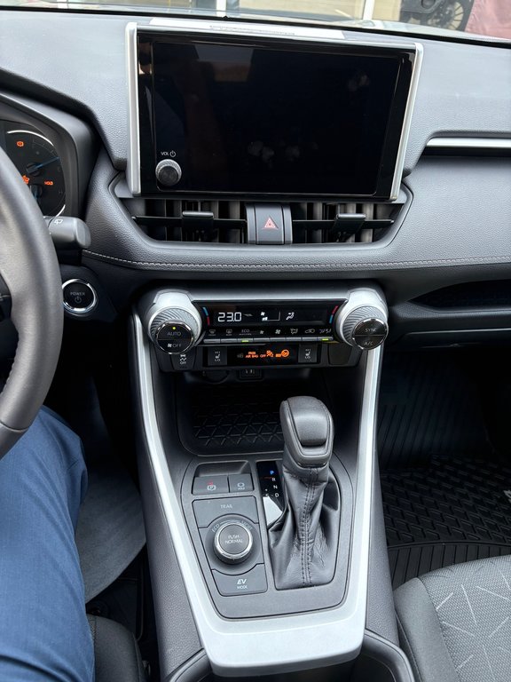 Toyota RAV4 Hybrid XLE 2023 à Cowansville, Québec - 8 - w1024h768px