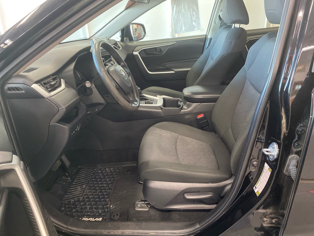 Toyota RAV4 LE AWD 2023 à Cowansville, Québec - 9 - w1024h768px